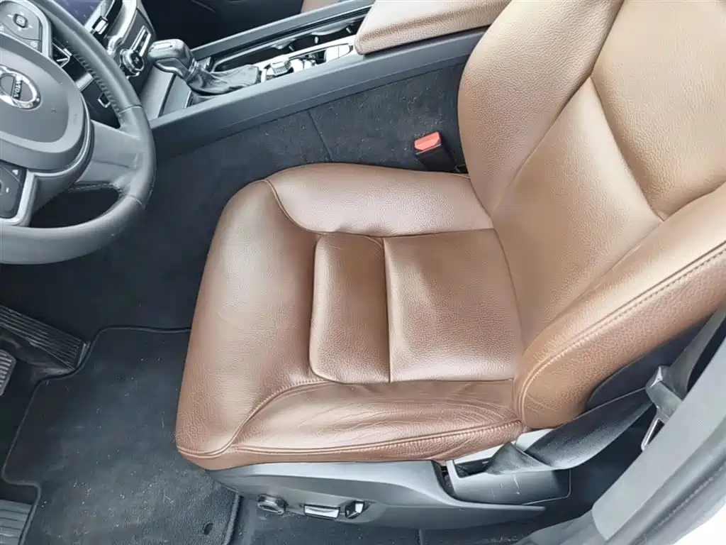 Volvo XC60 2019 — фото 14