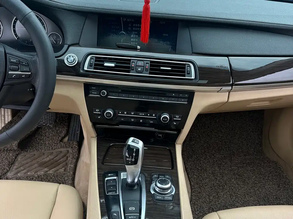 BMW 7 Series 2011 — фото 16