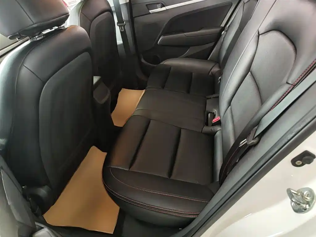 Hyundai Elantra 2018 — фото 17