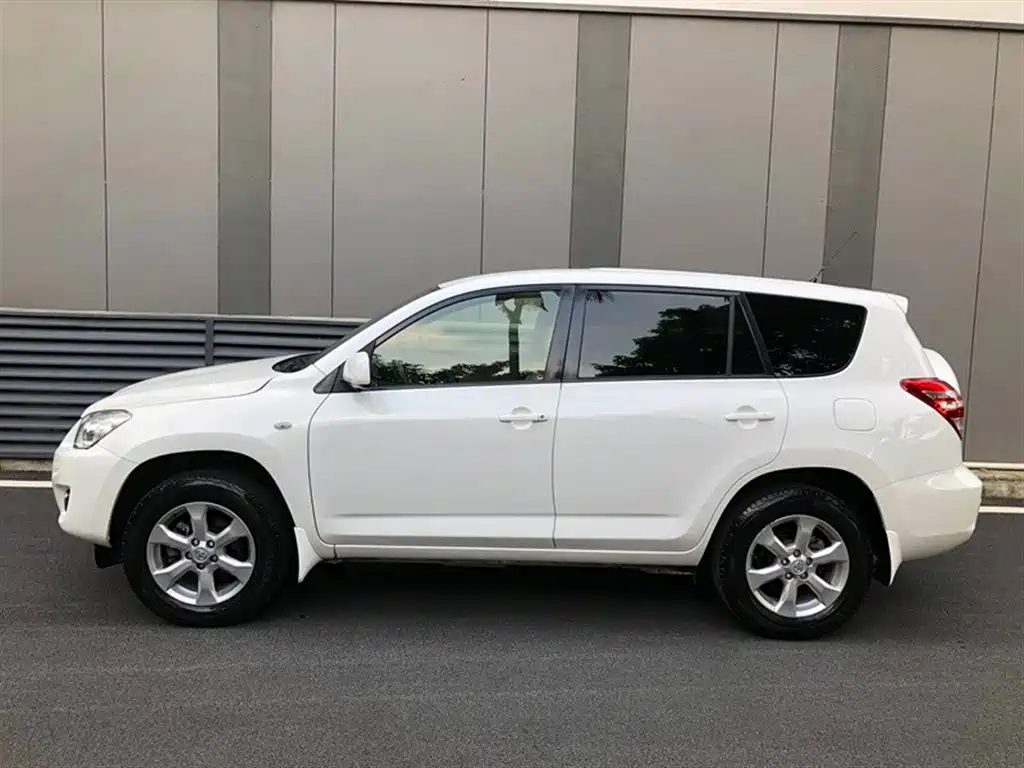 Toyota RAV4 2012 — фото 12