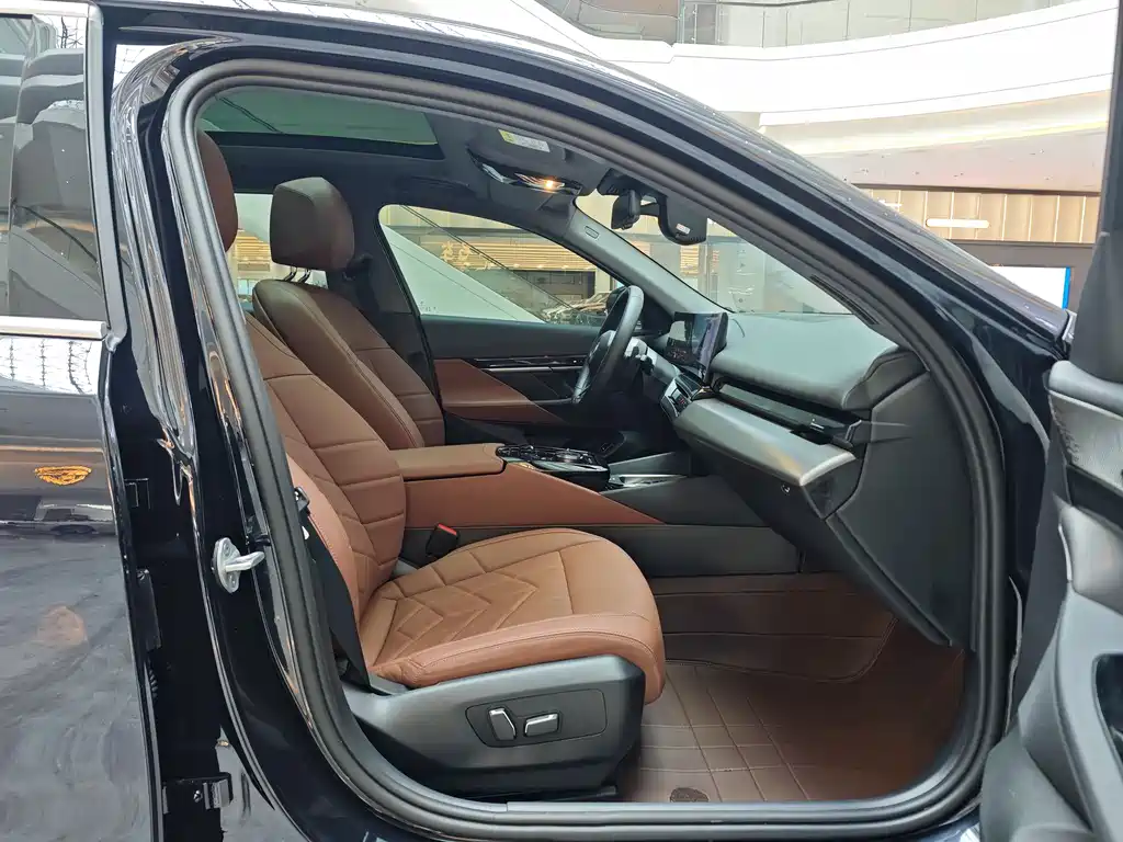 BMW 5 Series 2025 — фото 10