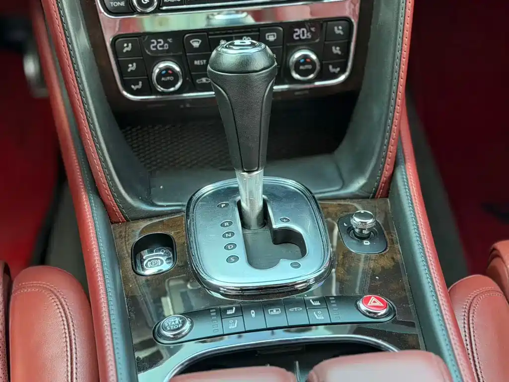 Bentley Flying Spur 2015 — фото 11