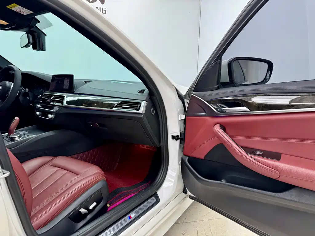 BMW 5 Series 2019 — фото 12
