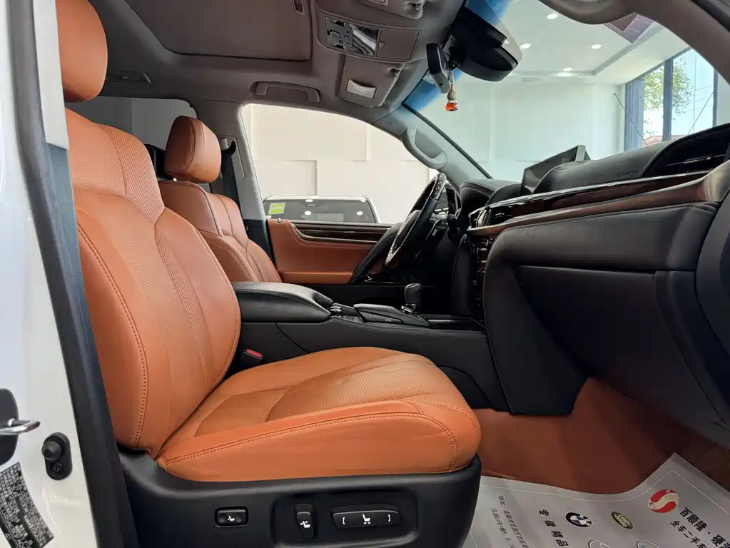Lexus LX 2017 — фото 11