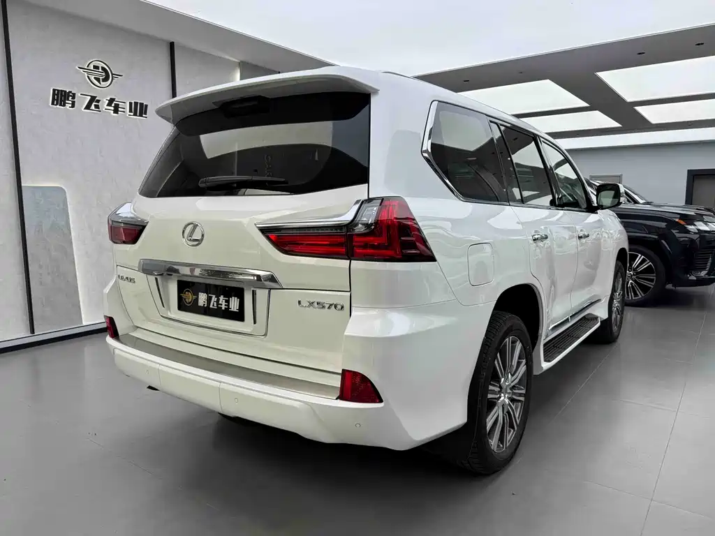 Lexus LX 2017 — фото 19