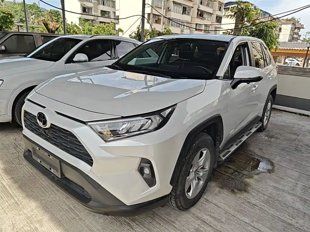 Toyota RAV4 2023 — фото 2