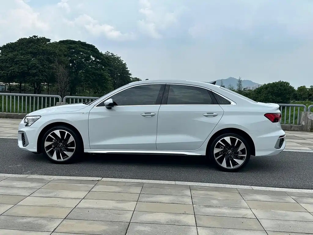 Audi A3 2023 — фото 15
