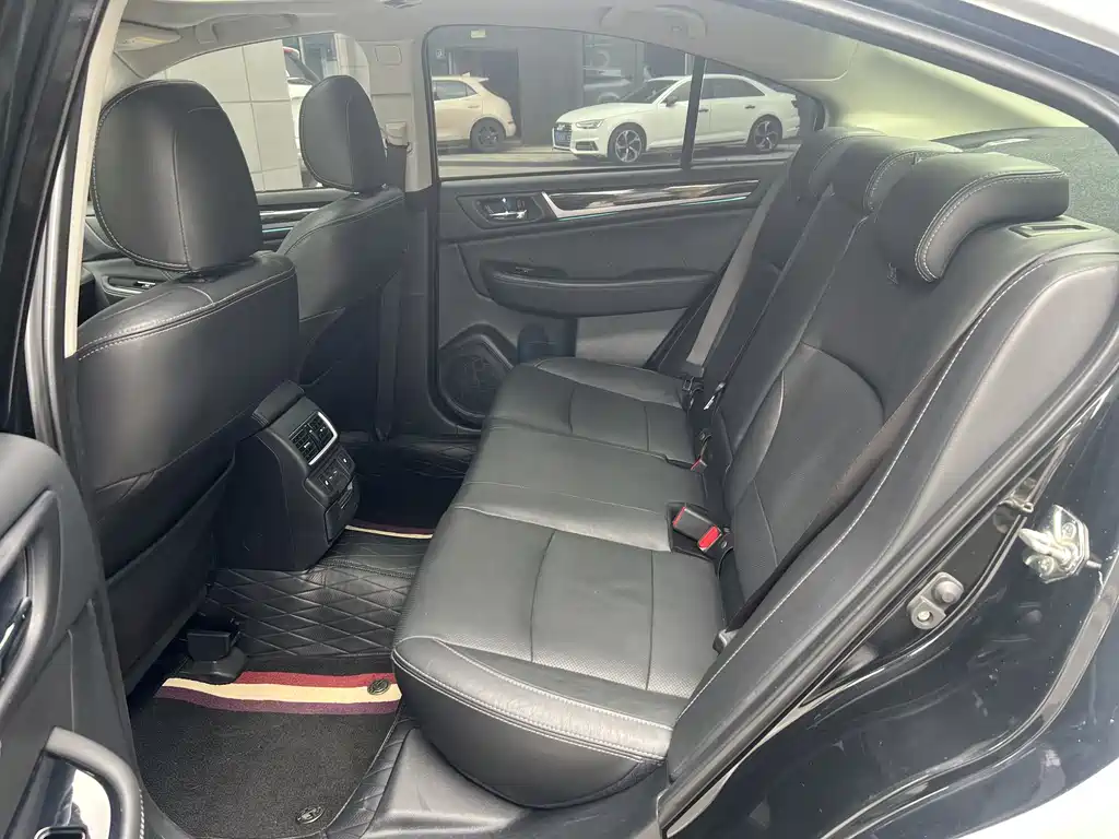 Subaru Legacy 2018 — фото 11