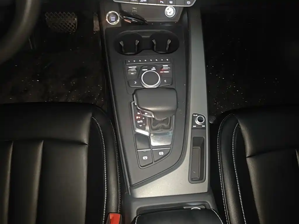 Audi A4L 2018 — фото 14