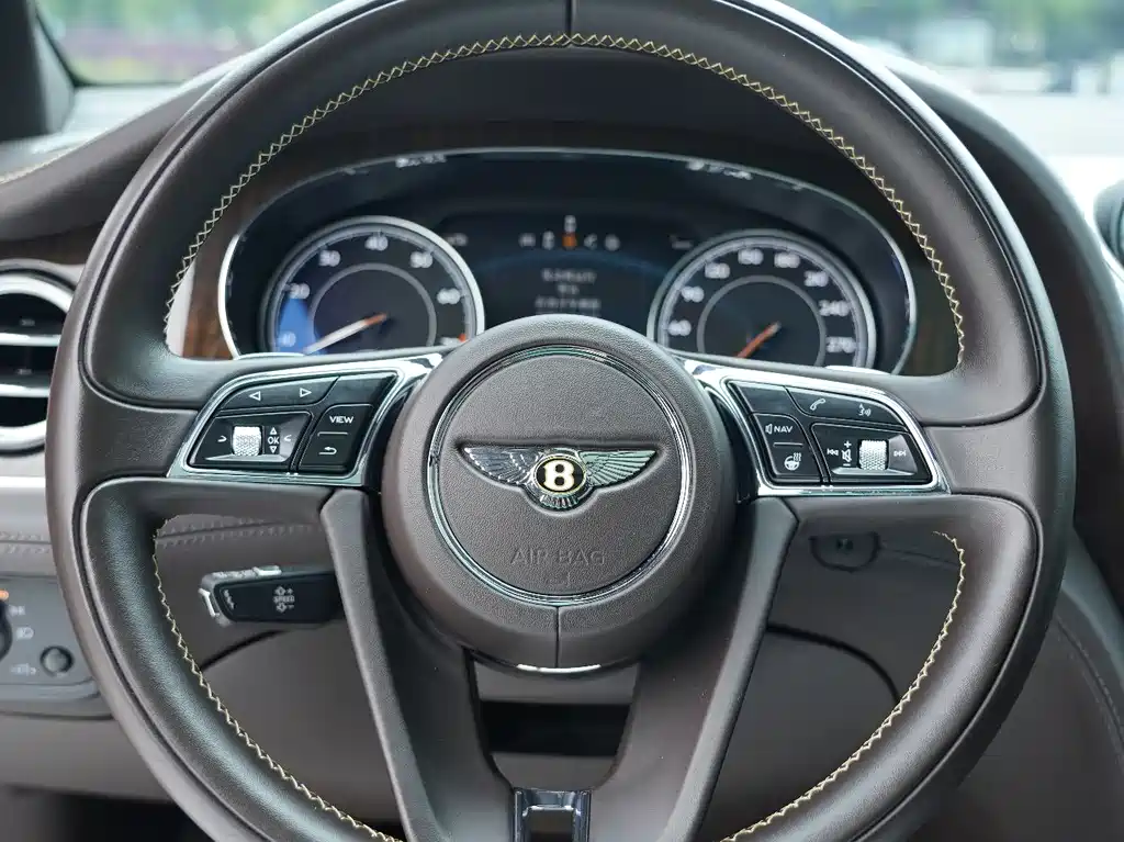 Bentley Bentayga 2019 — фото 10