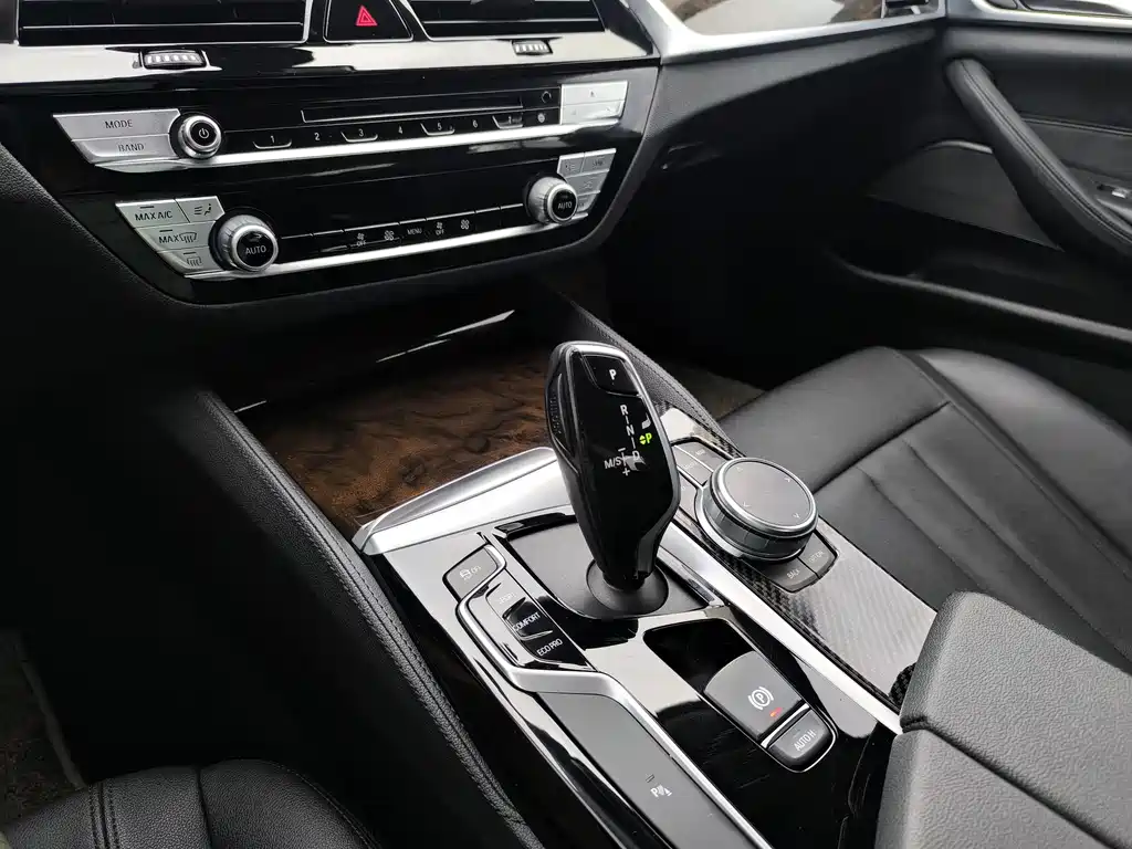 BMW 5 Series 2019 — фото 20