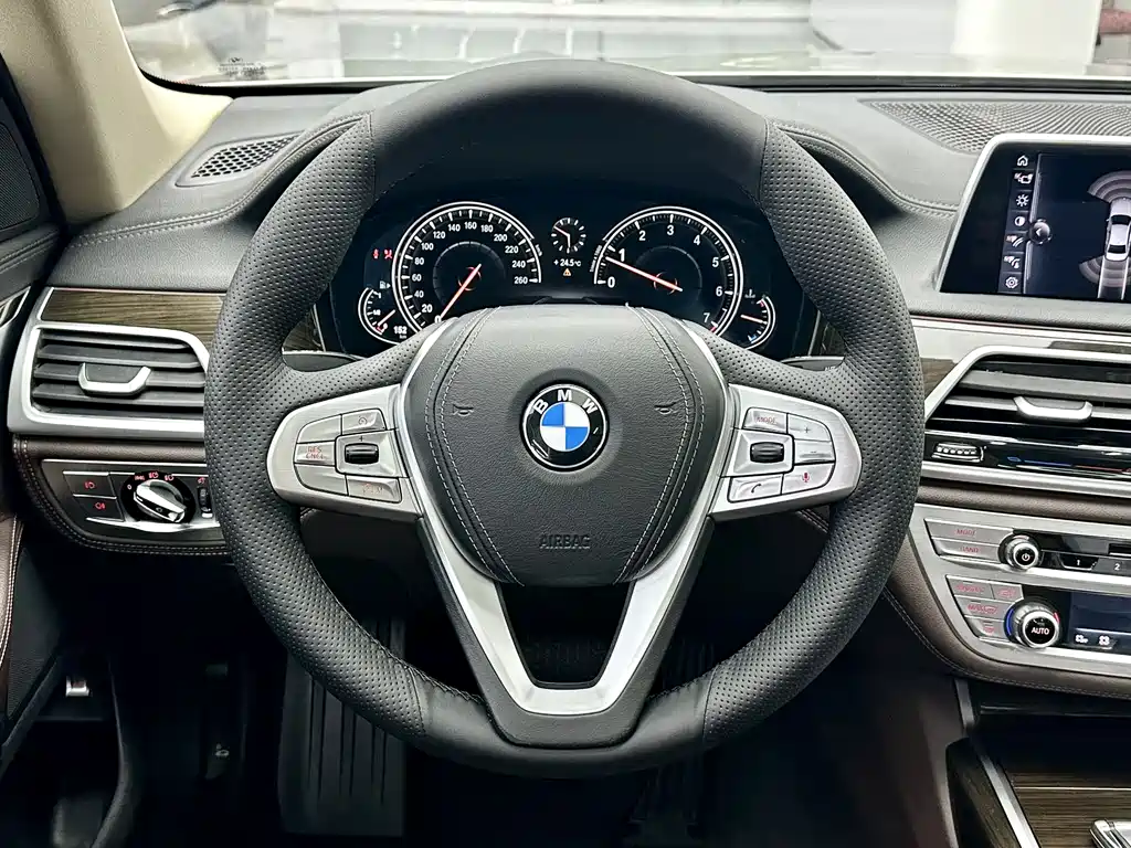 BMW 7 Series 2016 — фото 11