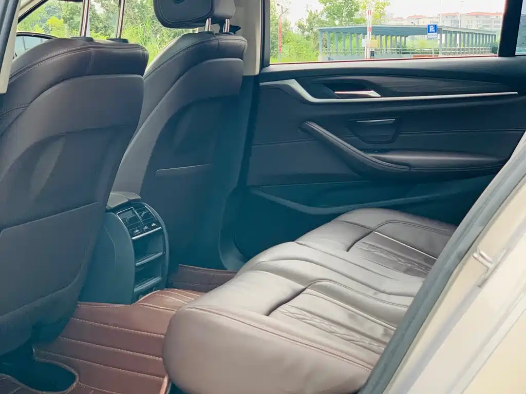 BMW 5 Series 2017 — фото 14