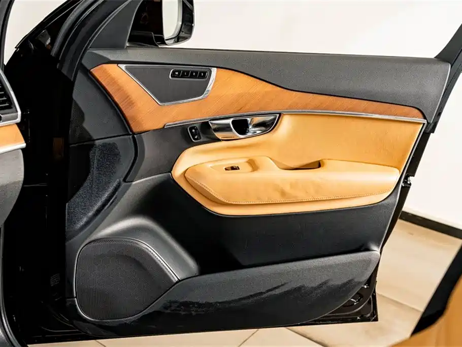 Volvo XC90 2018 — фото 18