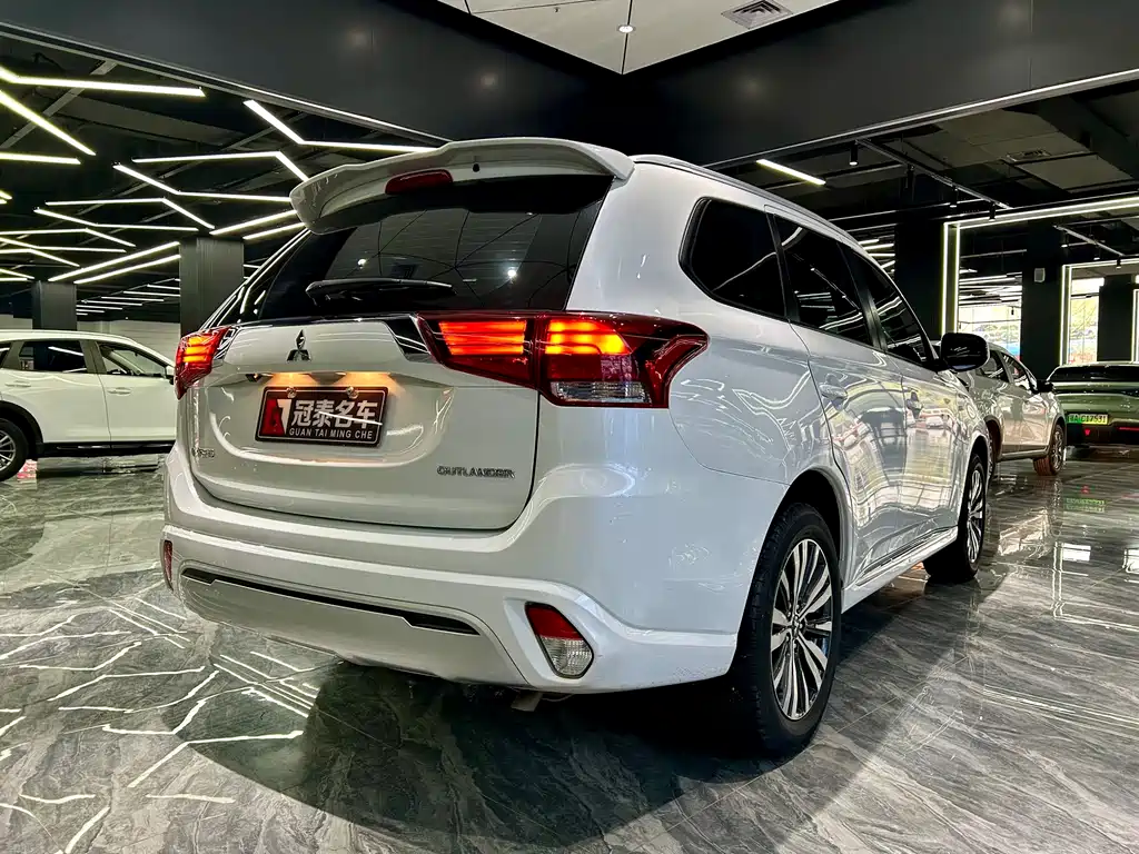 Mitsubishi Outlander 2022 — фото 5