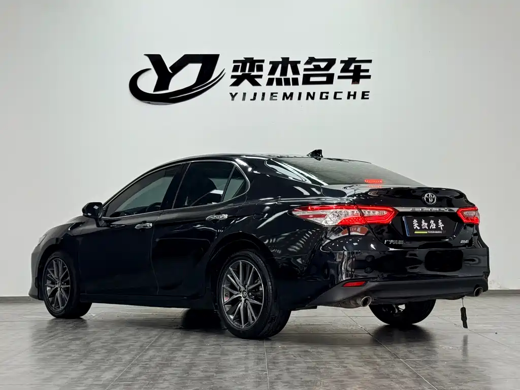 Toyota Camry 2022 — фото 9