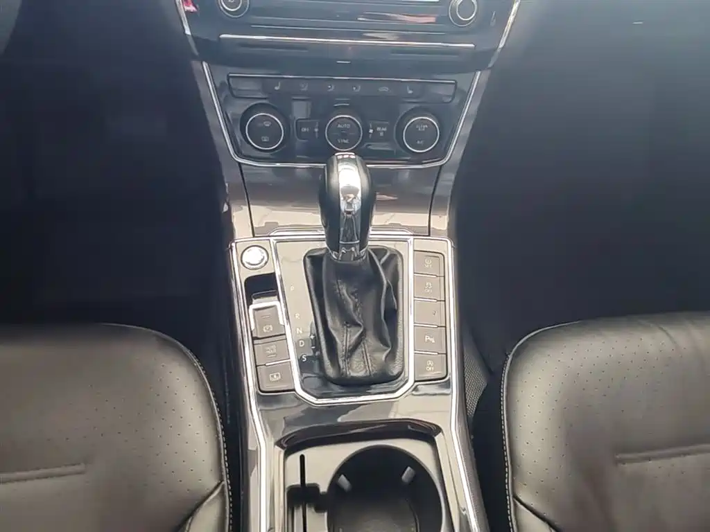 Volkswagen Passat 2017 — фото 14