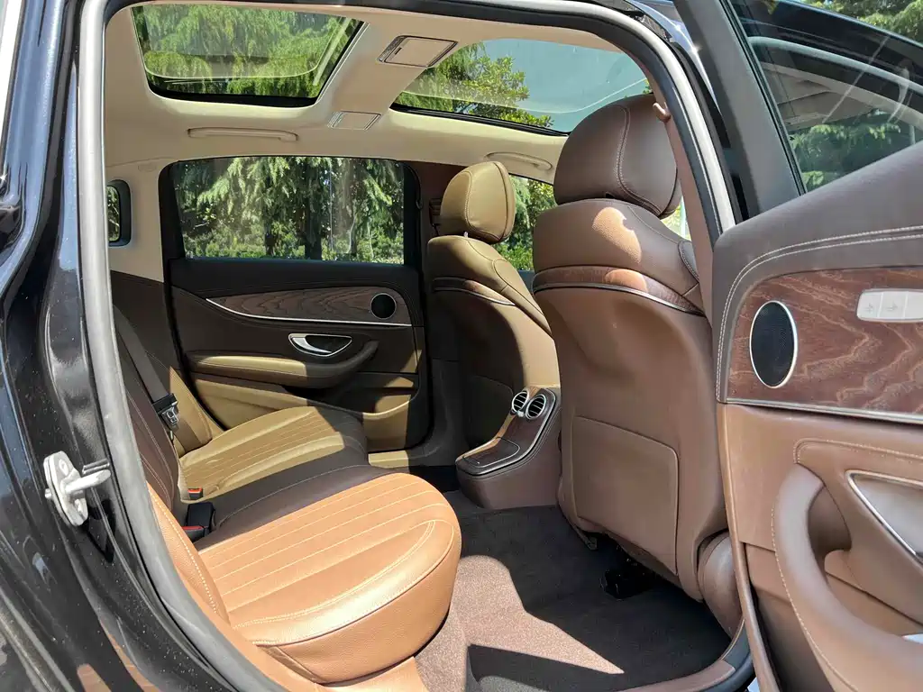 Mercedes-Benz E-Class 2023 — фото 10