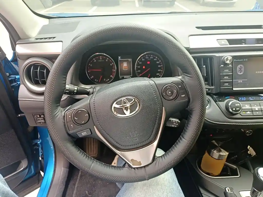 Toyota RAV4 2018 — фото 11