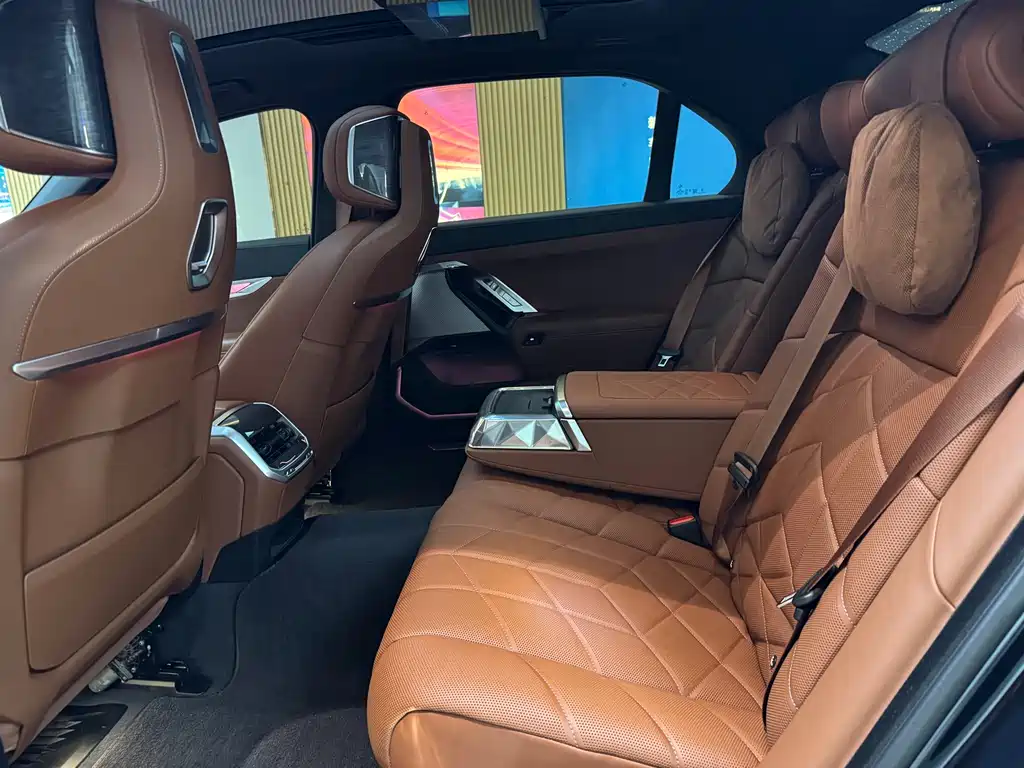 BMW i7 2023 — фото 11