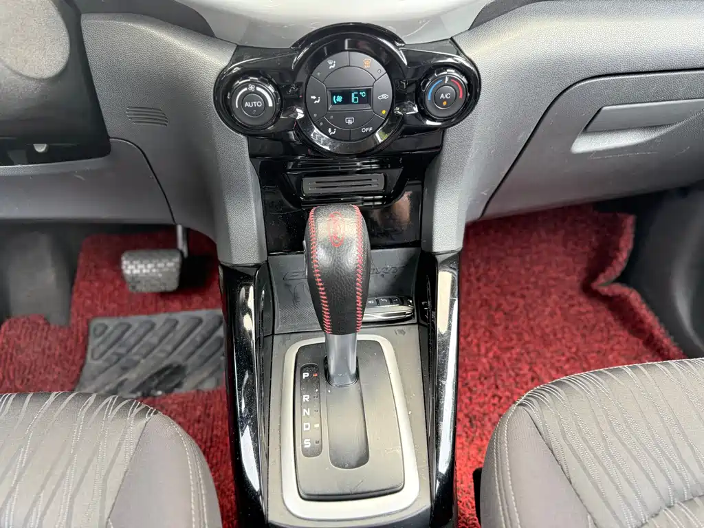 Ford Ecosport 2015 — фото 14