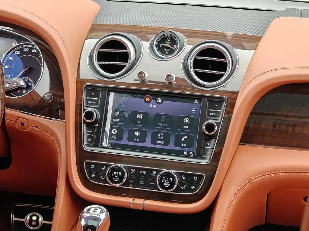 Bentley Bentayga 2020 — фото 13