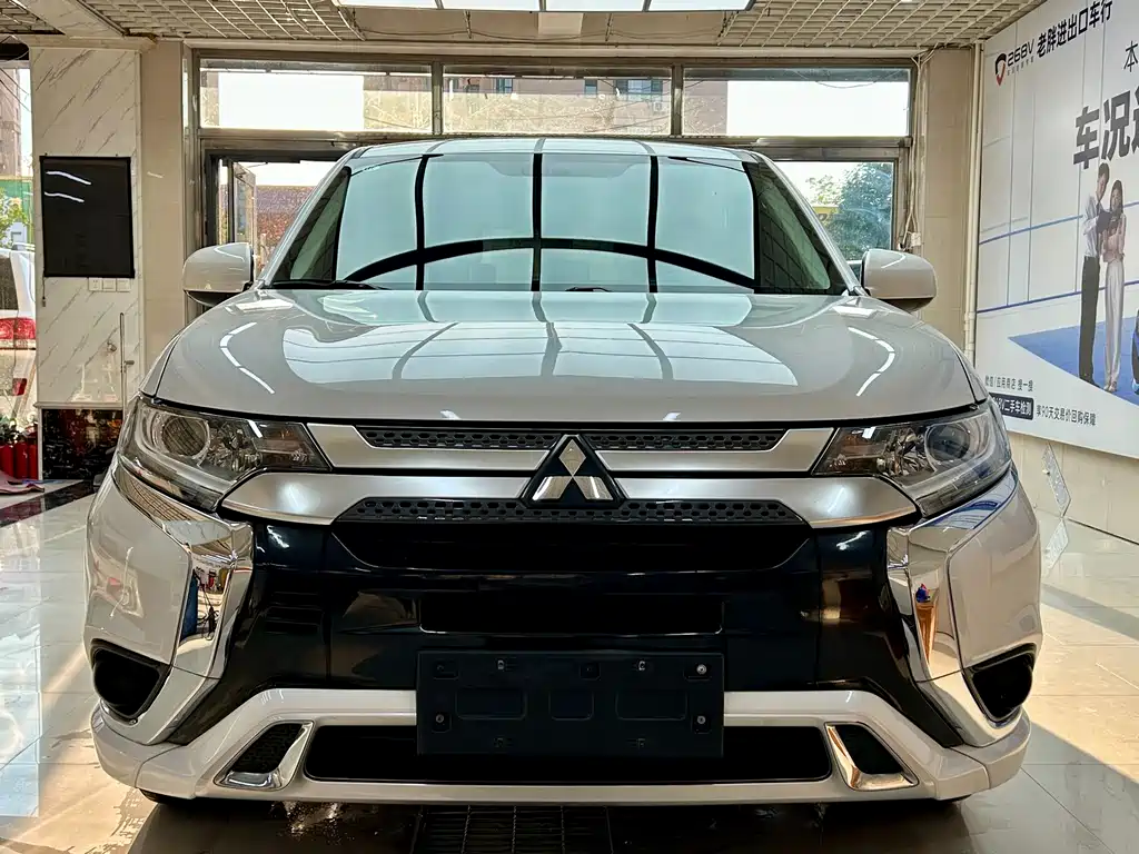 Mitsubishi Outlander 2022 — фото 2