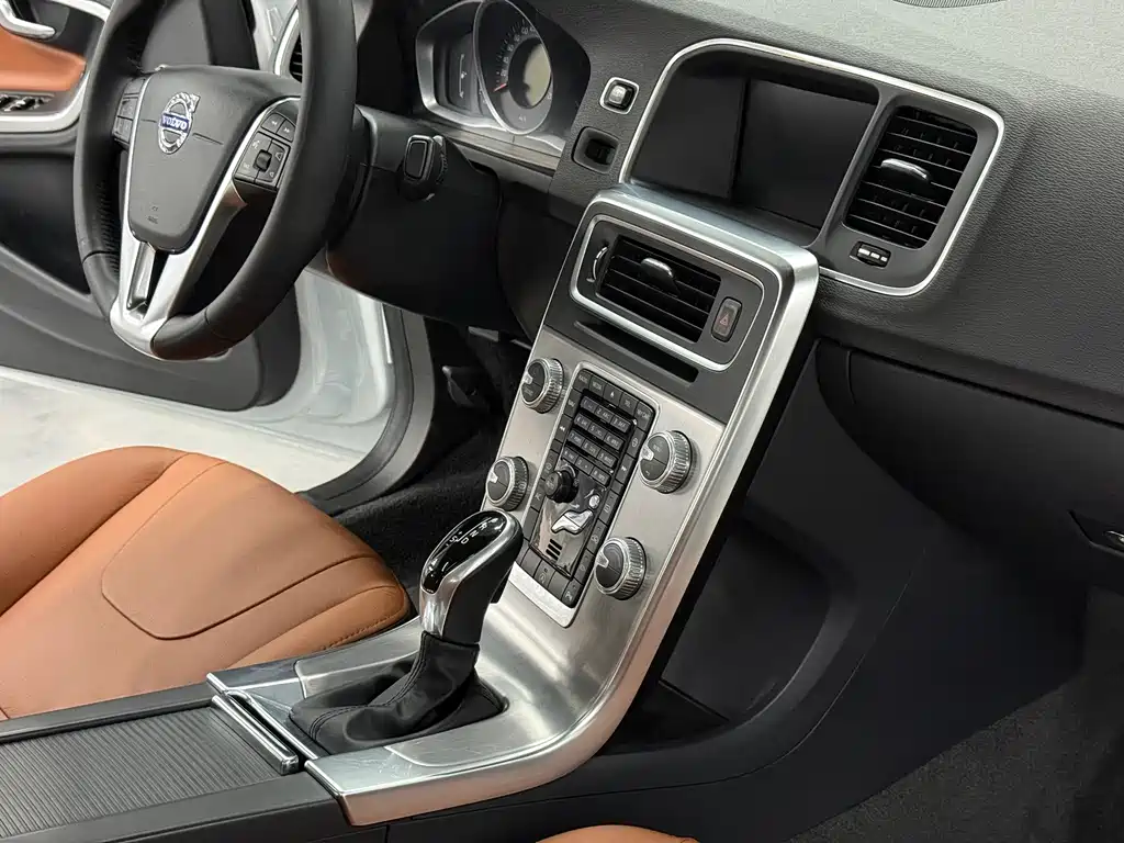 Volvo S60 2017 — фото 17