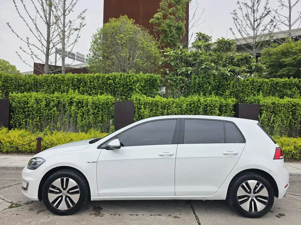 Volkswagen Golf EV 2021 — фото 2