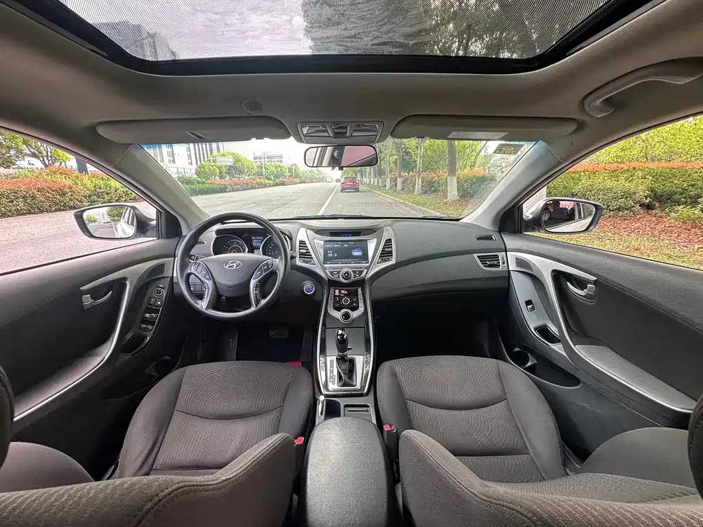 Hyundai Elantra Langdong 2018 — фото 12