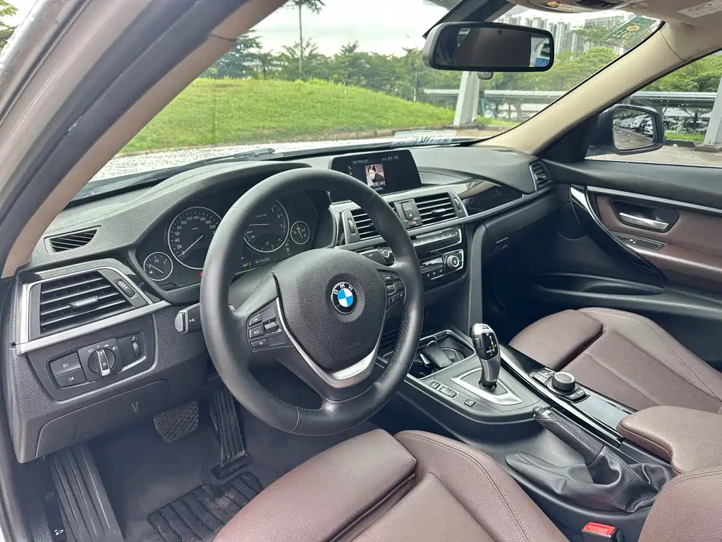 BMW 3 Series 2018 — фото 15