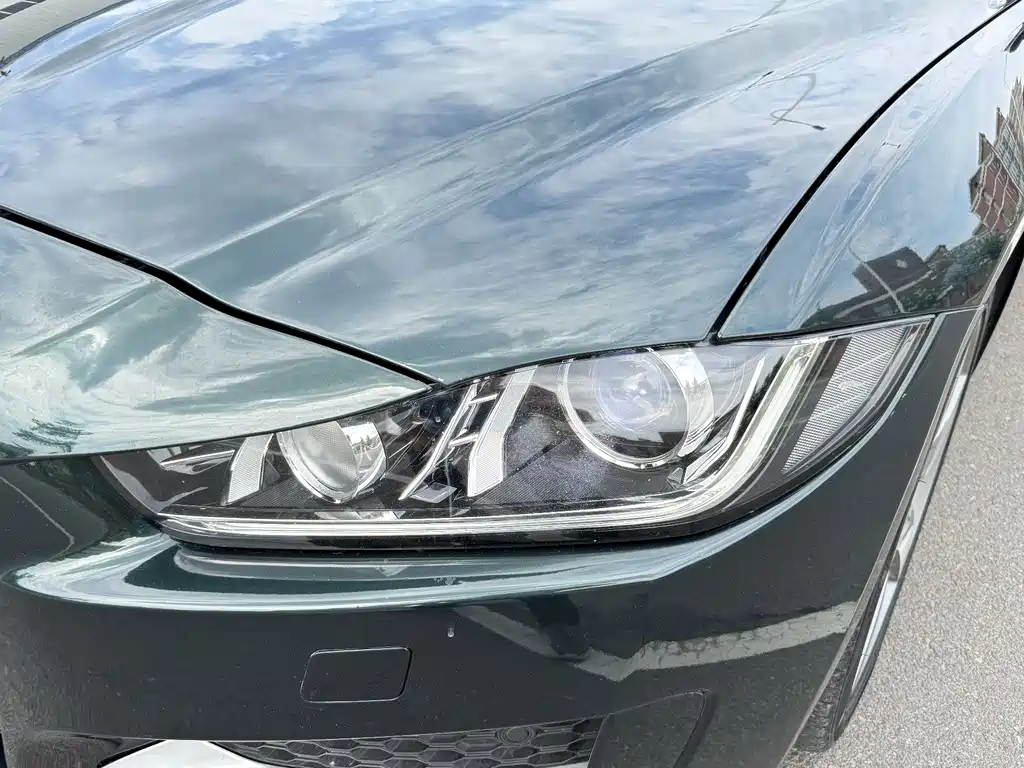 Jaguar XE 2016 — фото 18