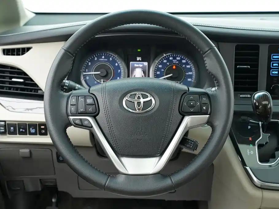 Toyota Sienna 2016 — фото 16