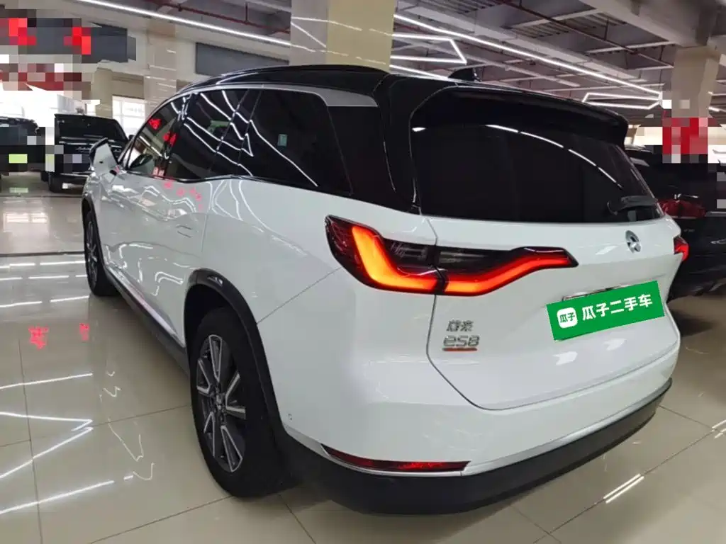 NIO ES8 2021