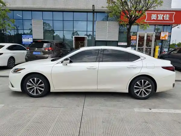 Lexus ES 2020