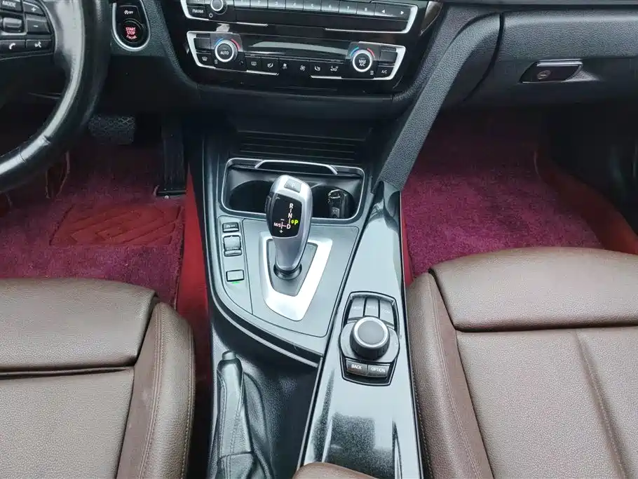 BMW 3 Series 2018 — фото 16