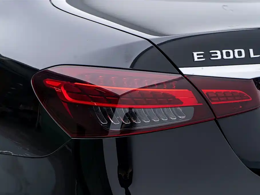 Mercedes-Benz E-Class 2022 — фото 12