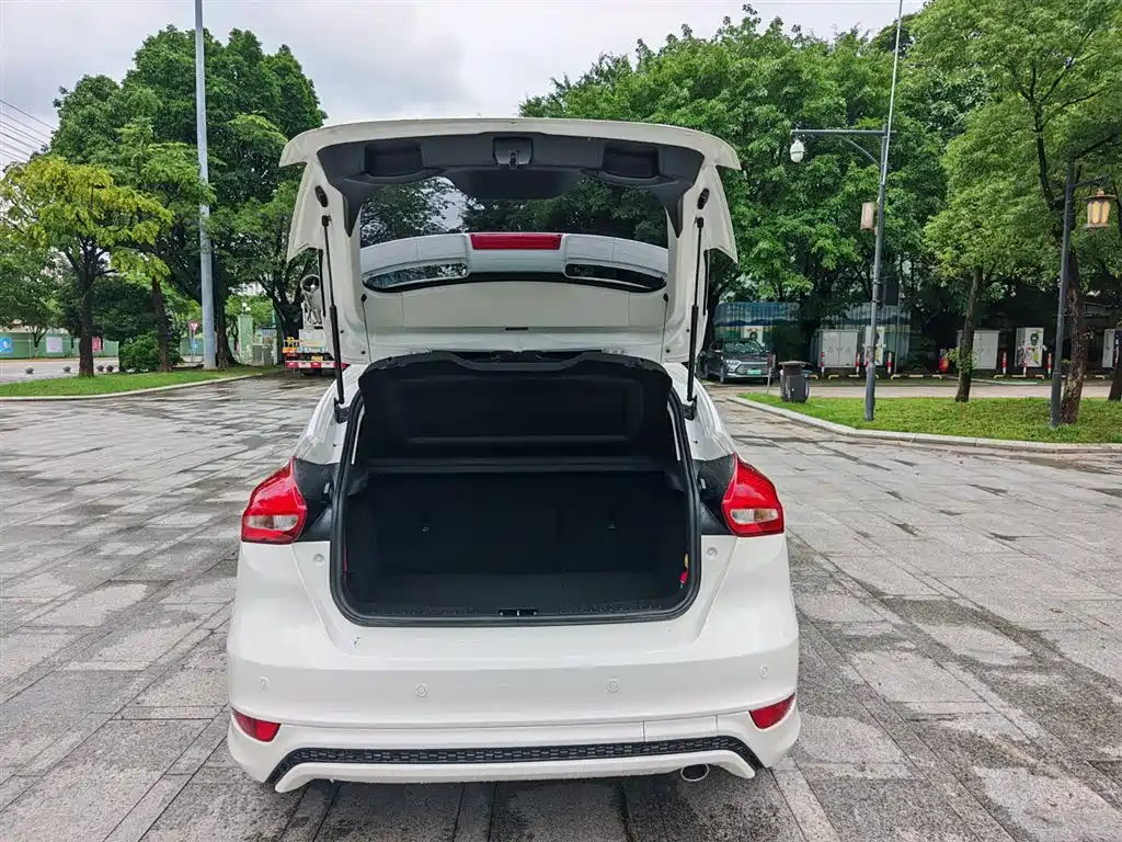 Ford Focus 2019 — фото 14