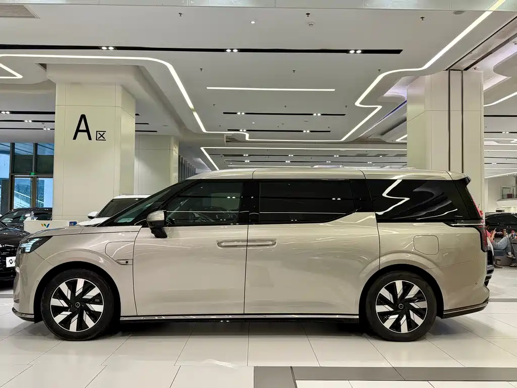 Volvo EM90 2026
