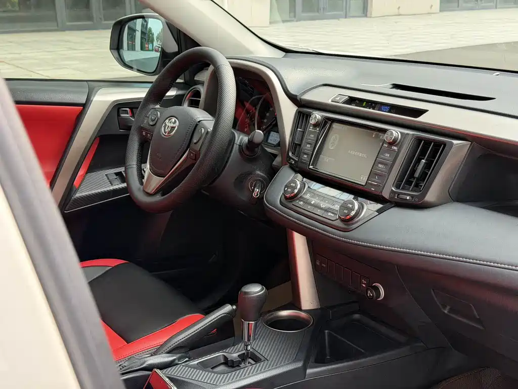 Toyota RAV4 2016 — фото 12