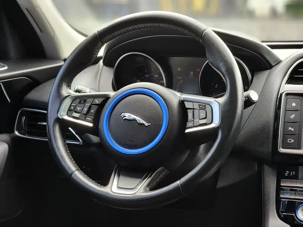 Jaguar F-PACE 2018 — фото 15