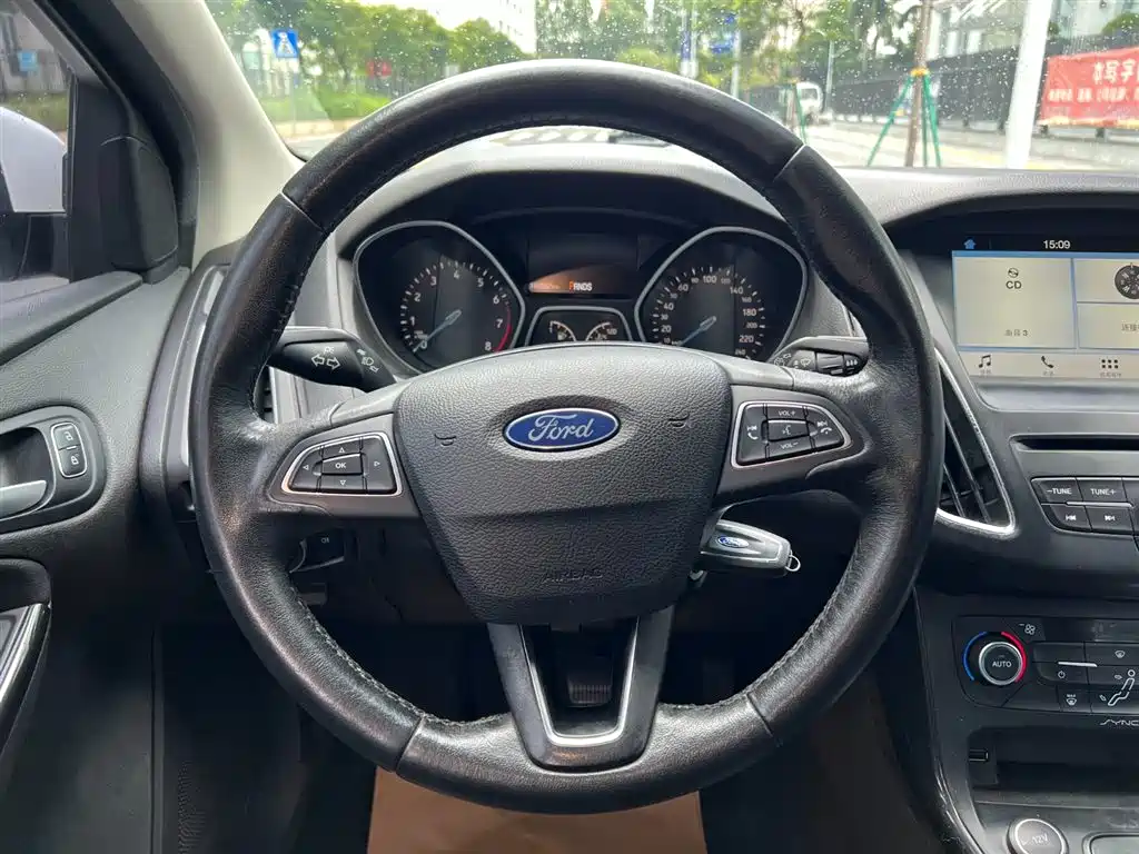 Ford Focus 2018 — фото 9