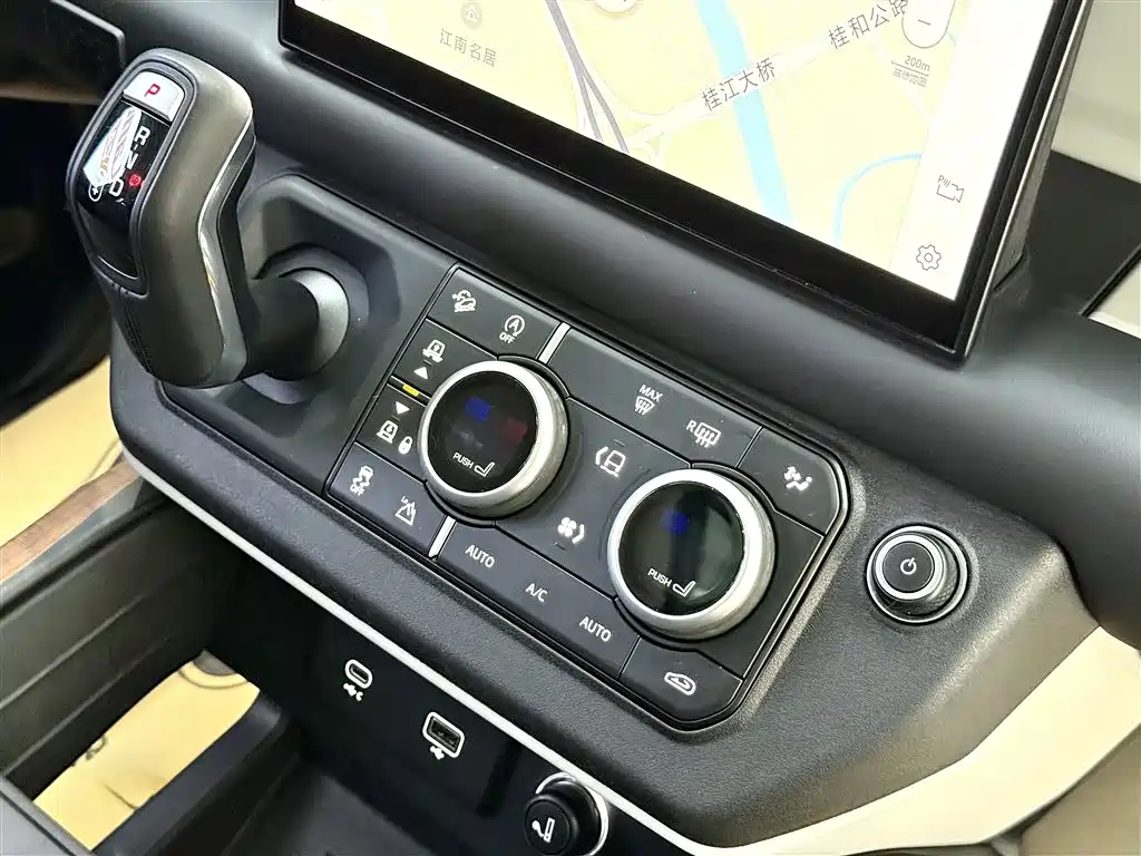 Land Rover Defender 2023 — фото 17