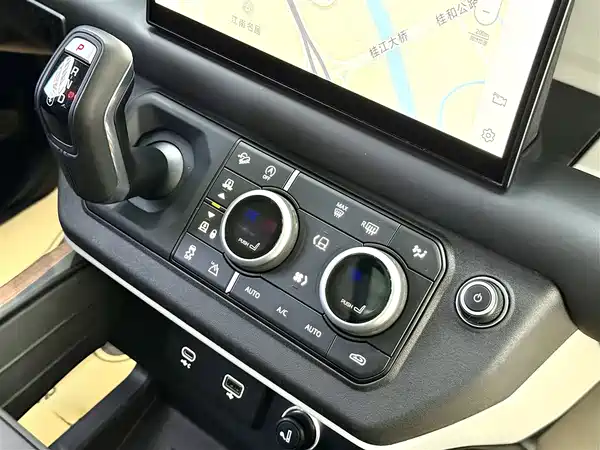 Land Rover Defender 2023
