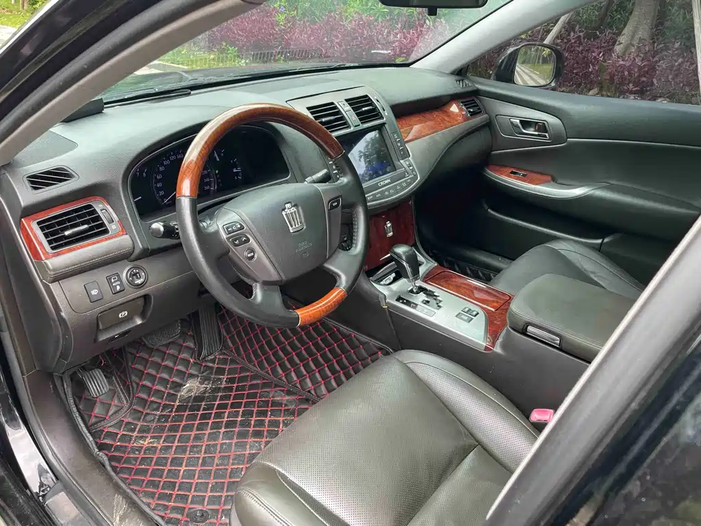Toyota Crown 2015 — фото 10