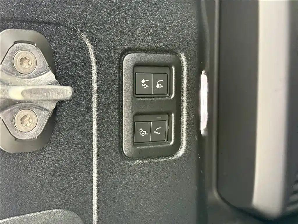 Land Rover Defender 2023 — фото 10
