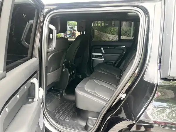 Land Rover Defender 2024