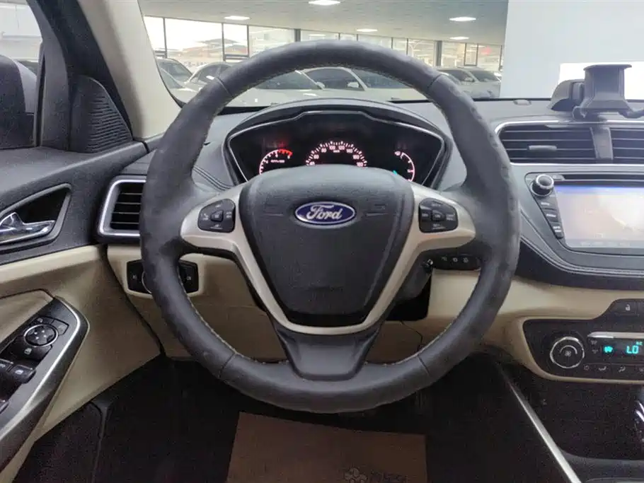 Ford Escort 2015 — фото 14