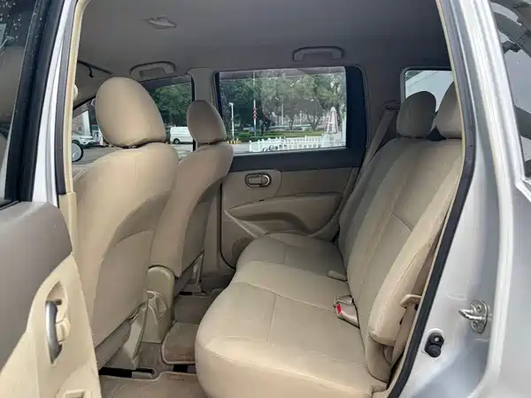 Nissan Livina 2012