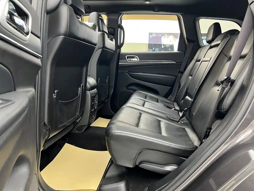 Jeep Grand Cherokee 2022 — фото 10